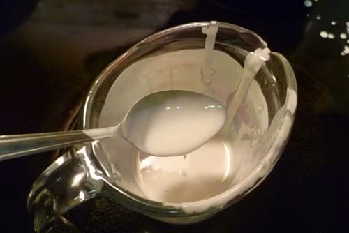 Pha nước cốt dừa với bột chiên giòn cho thêm một chút đường thành hỗn hợp sột sệt. Nhúng miếng bí đỏ đã thái vào bột và tẩm đều sau đó cho vào chảo chiên nhỏ lửa tới khi lớp vỏ vàng đều.