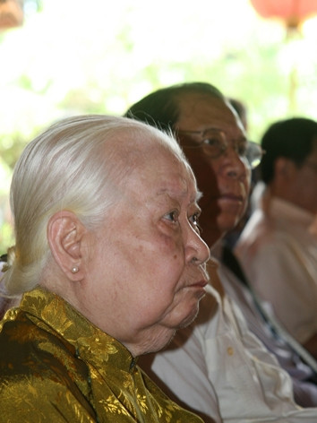 Mừng ở tuổi chẵn trăm, cụ bà Hoàng Thị Minh Hồ, tức bà quả phụ Trịnh Văn Bô, vẫn minh mẫn dù những sải chân chậm chạp.