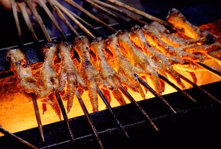 Chân gà nướng: Nguyên liệu - Chân gà: 6 chân, Củ nghệ : 1, nửa quả dưa leo, 1 củ cà rốt, nữa quả ớt đỏ Đà Lạt, Xà lách. Gia vị: 1 muỗng tỏi băm, să băm, 1 muỗng ớt xay, 1 thìa đường, hạt nêm, dầu ăn, 2 thìa giấm.