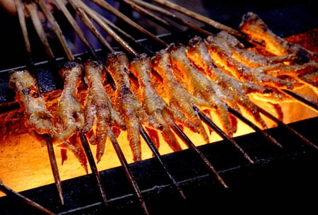 Chân gà nướng: Nguyên liệu - Chân gà: 6 chân, Củ nghệ : 1, nửa quả dưa leo, 1 củ cà rốt, nữa quả ớt đỏ Đà Lạt, Xà lách. Gia vị: 1 muỗng tỏi băm, să băm, 1 muỗng ớt xay, 1 thìa đường, hạt nêm, dầu ăn, 2 thìa giấm.