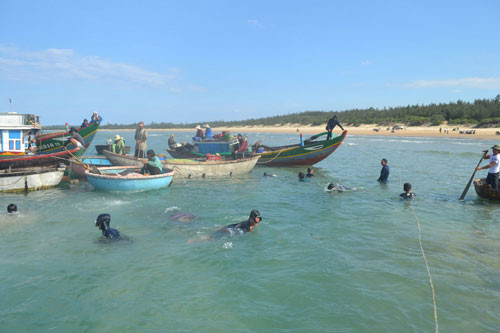 Nghe tin có tàu cổ đắm, nhiều ngư dân các xã Bình Châu, Bình Phú, Bình Hải… lập tức bỏ biển đưa tàu đến hút thổi cát để lặn tìm cổ vật.