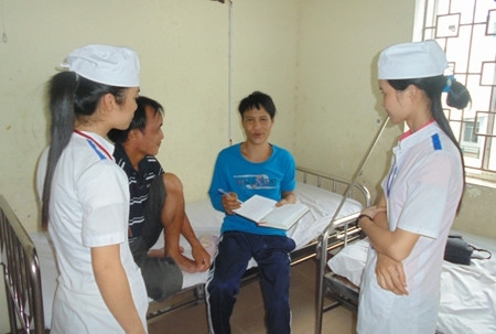 …và khoe hình vẽ với y, bác sĩ.