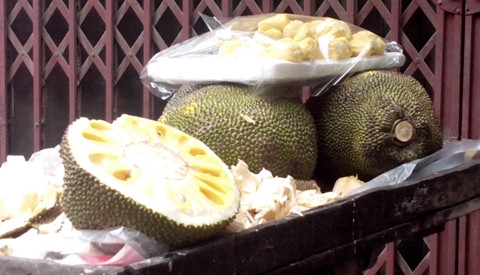 Trên thị trường có nhiều loại hóa chất làm mít chín nhanh. Một thương lái cho biết, để có lãi thì phải dùng hóa chất để mít chín nhanh hơn, múi đẹp, ngon. Mít chín nhanh thì tiết kiệm được thời gian và công sức.