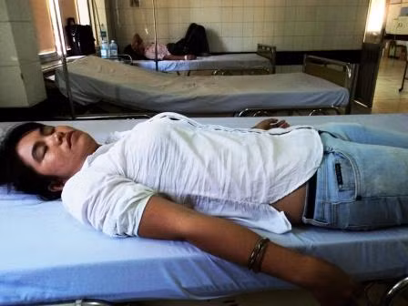 Chị Oanh trong một lần bị đánh đập phải đi cấp cứu tại bệnh viện.