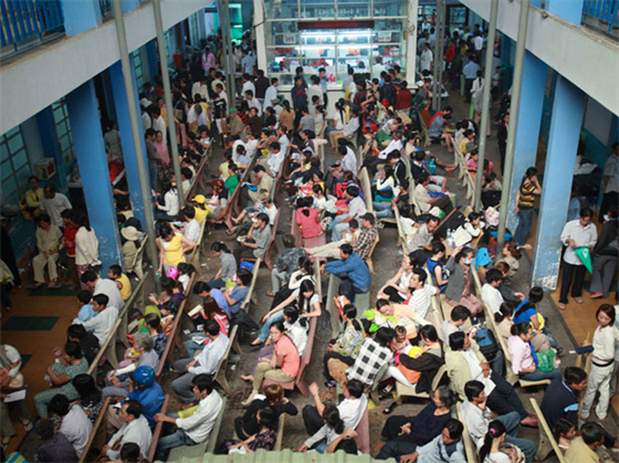 Bệnh viện luôn trong tình trạng quá tải và bác sĩ cũng quá tải.