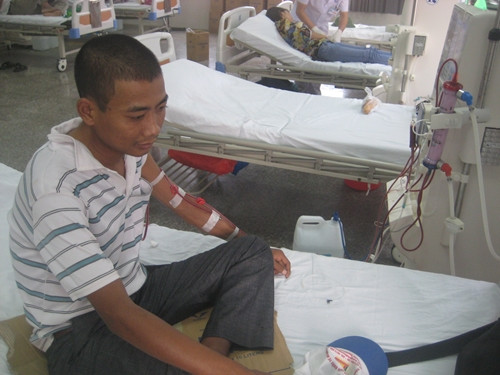 Chồng Hằng anh Hà Đình Chiến trong một lần chạy thận ở bệnh viện.