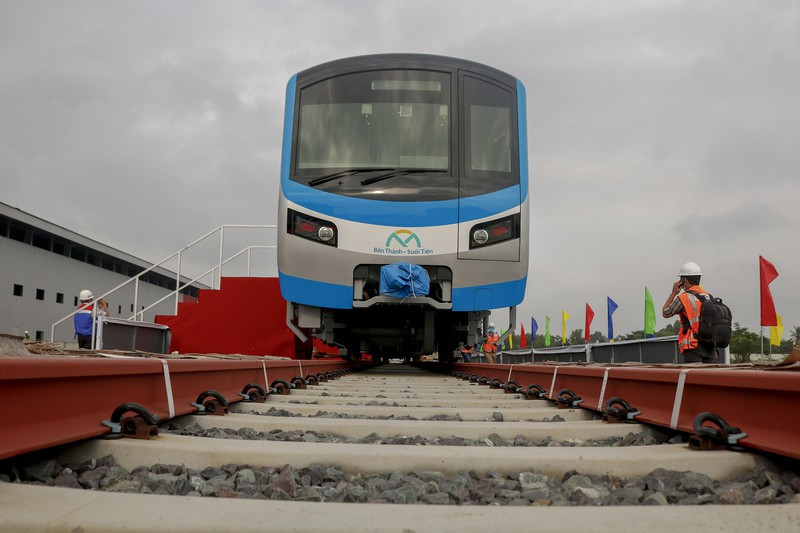 àu metro số 1 đã được đưa lên đường ray trên depot Long Bình, quận 9.