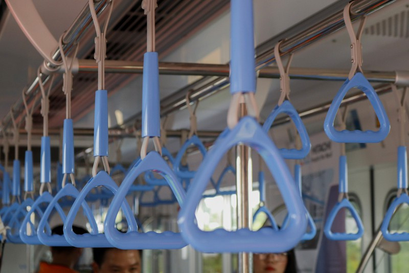 ay nắm dành cho các khách đứng được thiết kế chắc chắn, thẩm mỹ