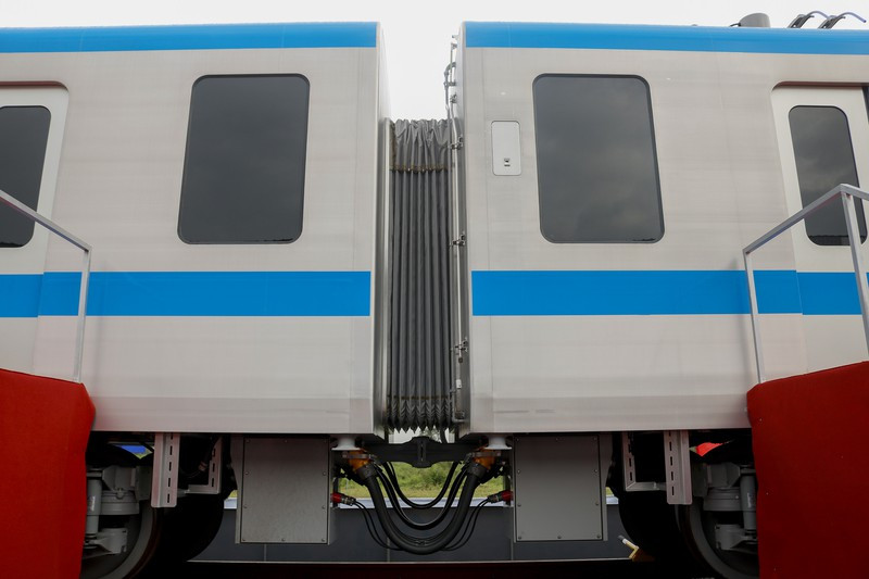 heo thiết kế, mỗi toa tàu dài 20,75 m, rộng 2,95 m. Tốc độ tàu chạy theo thiết kế 80 km/h (đoạn hầm) và 110 km/h (đoạn trên cao), khổ đường ray 1,435 m.