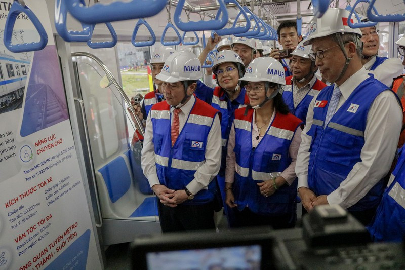 ác đại biểu quan sát những chi tiết trên toa tàu metro 1.