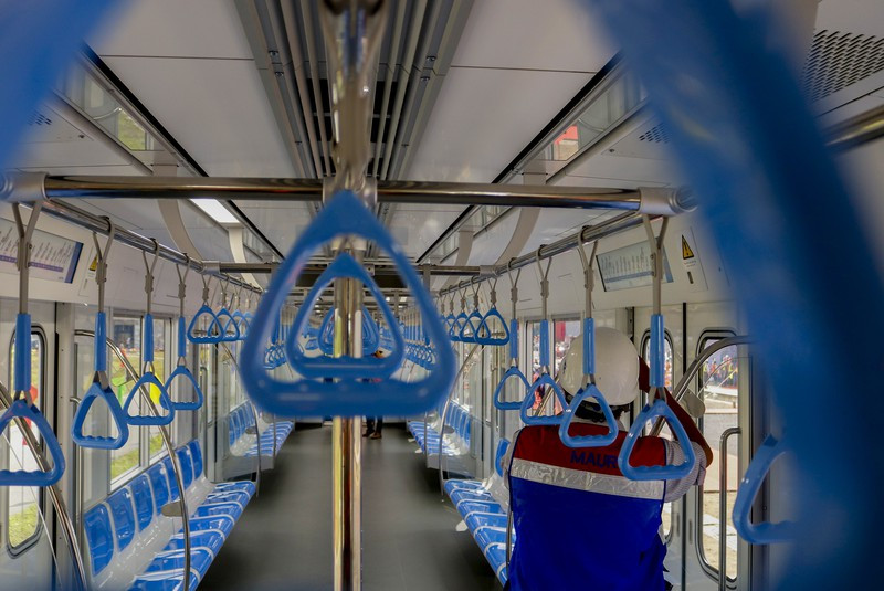 hân toa tàu được làm bằng hợp kim nhôm, bên trong được trang bị đầy đủ thiết bị hỗ trợ hành khách trong trường hợp khẩn cấp.