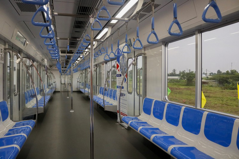 ên trong một toa tàu metro số 1. Màu xanh dương là màu chủ đạo của nội thất đoàn tàu.