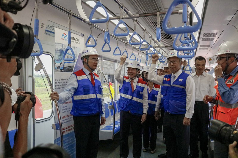 Can canh ben trong toa tau metro so 1 moi ve TP. HCM