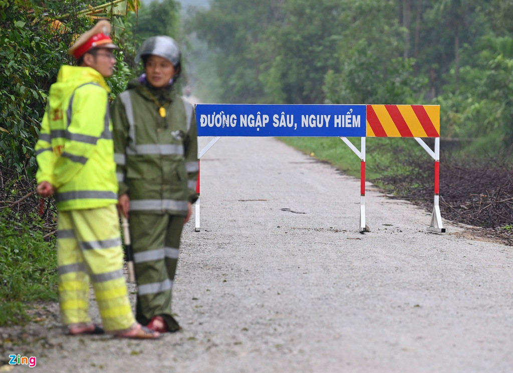 CSGT đang chốt chặn, chỉ cho lực lượng chức năng tiếp cận tuyến đường này.