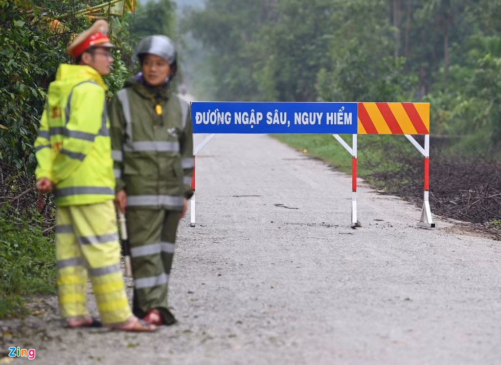 CSGT đang chốt chặn, chỉ cho lực lượng chức năng tiếp cận tuyến đường này.