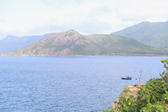 Huyện đảo có diện tích 76km2, bao gồm 16 hòn đảo, trong đó Côn Sơn là đảo lớn nhất.