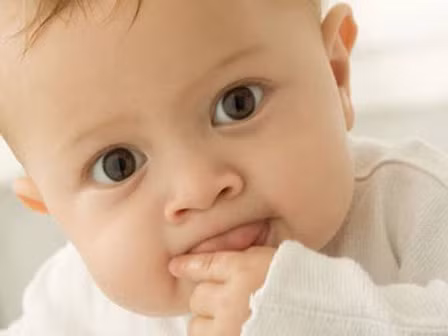 Theo tướng pháp Ngô Hùng Diễn, trẻ con có phúc tướng như tóc nhẹ, trán tốt, tai tốt có thể tránh được chết yểu trước bảy tuổi, tránh được khắc sát bố mẹ trước 15 tuổi.