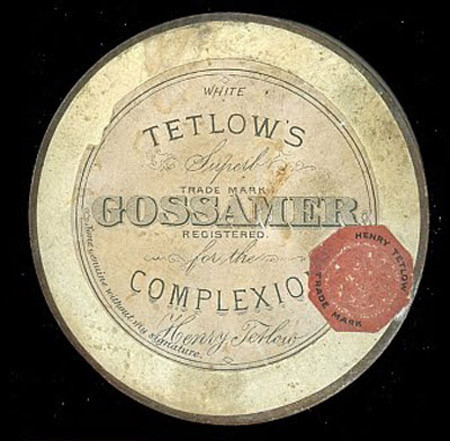 Phấn phủ có chứa chì: Những năm 1700 là thời kỳ dịch bệnh lan tràn, đặc biệt là dịch đậu mùa. Đậu mùa thường để lại những vết sẹo lõm gây mất thẩm mỹ và cách tốt nhất để che các vết này là dùng một loại phấn phủ có chứa chì. Loại phấn này rẻ, dễ làm và che phủ rất tốt khiến người dùng có một làn da mịn màng. Tuy nhiên sau đó người dùng cảm thấy chóng mặt, tê liệt và cơ thể sau đó dần dần ngưng hoạt động gây tử vong!