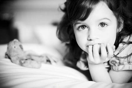 Sẽ tốt hơn nếu mắt trẻ đen trắng phân minh, ánh nhìn có thần. Về thanh, khi cất tiếng khóc mới đầu giọng cao, tiếng lớn có âm lượng.