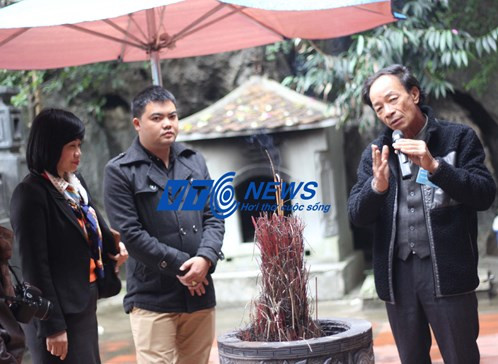 Ông Nguyễn Văn Son giới thiệu về Tràng An Cổ với chị Nguyễn Thị Thu Hương và anh Lê Thái Bình.