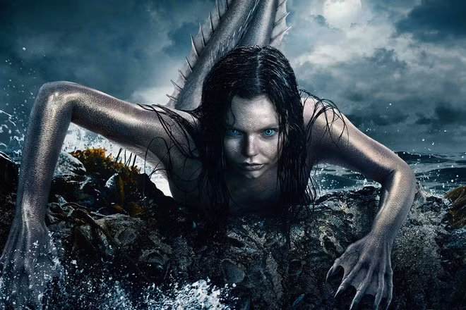 Nhấn để phóng to ảnh Người cá Siren. Truyền thuyết kể rằng, người cá Siren là những sinh vật mang thân hình nửa người nửa chim và có giọng ca hết sức tuyệt vời. Một lần, nữ thần Hera tổ chức một cuộc thi hát giữa những người cá Siren và 9 nữ thần Muses - những nữ thần âm nhạc là con của thần Zeus và thần trí tuệ Mnemosyne. Không may là các mỹ nhân ngư Siren đã thua cuộc và lông vũ của họ đã bị các thần Muses vặt sạch để làm áo như một chiến lợi phẩm. Không còn lông vũ, các Siren không bay được nữa và phần dưới dần dần biến thành đuôi cá. Tương truyền, nếu người thủy thủ từ chối tình yêu của Siren, họ sẽ gặp vận rủi rất nguy hiểm. Khi Siren bị đả thương thì cả phi hành đoàn cũng sẽ gặp hàng loạt chuyện không may mắn. Tuy nhiên, người cá vẫn được xem là loài sinh vật hiền hòa trong huyền thoại và tự nhiên.