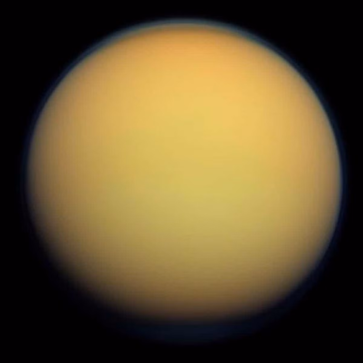 Titan là mặt trăng lớn nhất của Sao Thổ và là vệ tinh tự nhiên lớn thứ 2 trong hệ mặt trời. Titan là mặt trăng duy nhất có bầu khí quyền dày, có bề mặt đóng băng gồ ghề.