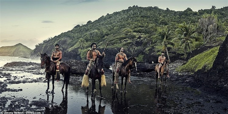 Jimmy cho biết, nhiều thành viên trong bộ tộc có cơ thể với đầy những hình xăm. Như chúng ta đã biết, những hình xăm thời hiện đại có nguồn gốc từ những hòn đảo biệt lập này.