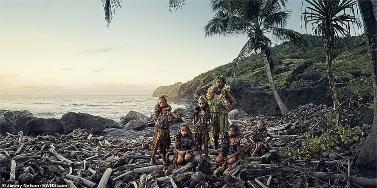 Jimmy dành gần 2 tháng để sống và chụp ở những hòn đảo xa xôi, biệt lập này. Theo ông, đặt chân lên Marquesas đã là một quá trình khó khăn khi quần đảo cách Tahiti tới 4 tiếng bay. Lên đảo rồi lại gặp nhiều khó khăn khác, như thổ dân ở đây không nói tiếng Anh nên ông phải tìm mọi cách để giao tiếp với họ.