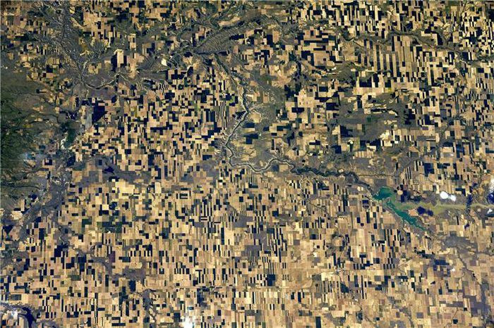 Một cánh đồng chụp ngày 17/8 với các mảng màu hình chữ nhật, được Pesquet ví như tác phẩm nghệ thuật khi nhìn từ trên cao. Do không thể xác định rõ vị trí, Pesquet cho rằng cánh đồng này nằm ở Mexico hoặc phía Tây Nam nước Mỹ.