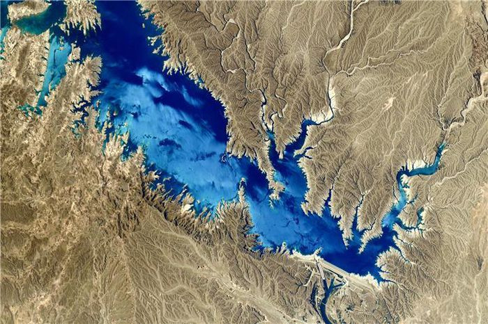 Ảnh chụp con đập Karkheh tại Iran ngày 30/7. “Tôi thấy bất ngờ với vũng nước màu xanh trong ảnh, sự tương phản của chúng với mặt đất khô cằn”, Pesquet chia sẻ trên Flickr.