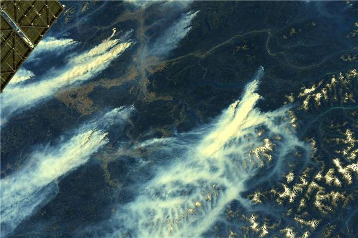 Khói bốc lên từ những khu rừng bị cháy tại Canada ngày 12/8. Tại hội nghị COP26 về biến đổi khí hậu, Pesquet đã thảo luận với Tổng thống Pháp Emmanuel Macron từ ISS về phản ứng của nhân loại trước biến đổi khí hậu.