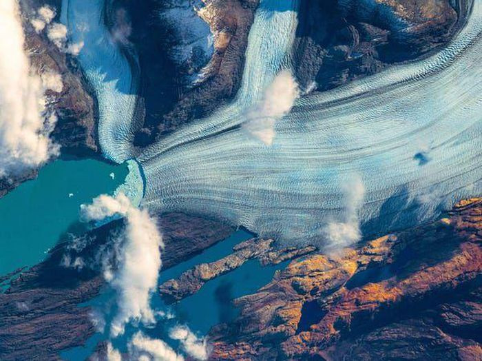 “Qua hàng năm, chúng ta phá những kỉ lục về hỏa hoạn, bão và lũ lụt. Tôi nhận thấy sự khác biệt rõ ràng (về các hiện tượng thời tiết) so với sứ mệnh cách đây 4-5 năm”, Pesquet nói với Tổng thống Pháp. Bức ảnh trên chụp Upsala, một con sông băng đang tan chảy.