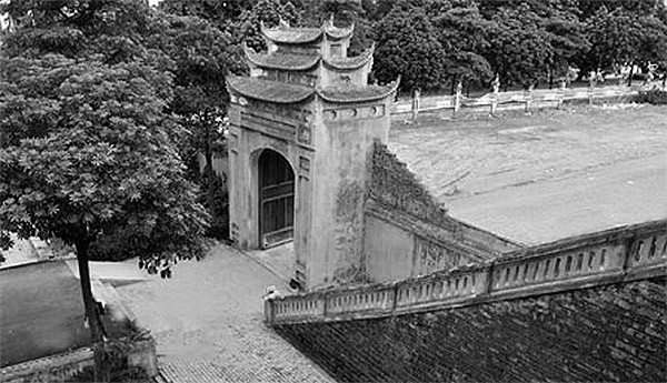 Ngay khi phát lệnh khởi nghĩa, Phùng Hưng đem quân tấn công vào thành Tống Bình, vốn là trung tâm cai trị của nhà Đường.