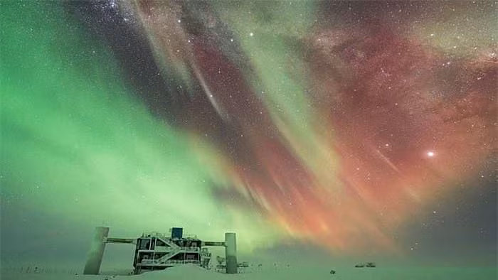 Bức ảnh được chụp tại Đài quan sát IceCube Neutrino ở Nam Cực của nhiếp ảnh gia Benjamin Eberhardt.
