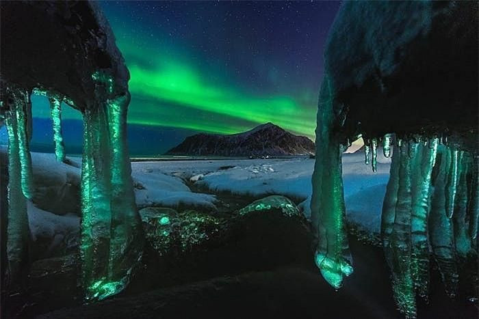 Ánh sáng phương Bắc phản chiếu từ các cột băng trong "Đèn băng Lofoten" của Dennis Hellwig.