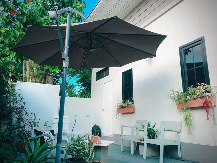 Góc sân này là nơi yêu thích của cặp vợ chồng. Tường nhà cũng được sơn trắng toàn bộ.