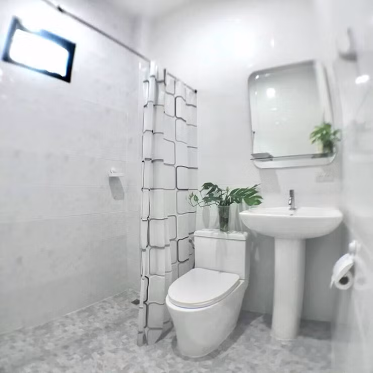 Nhà vệ sinh nhỏ được sơn màu trắng tạo cảm giác rộng rãi hơn.