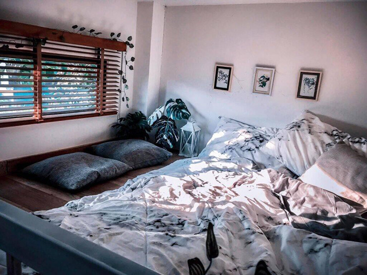 Phòng ngủ được đẩy lên gác xép, khá nhỏ nhưng ấm cúng và riêng tư.