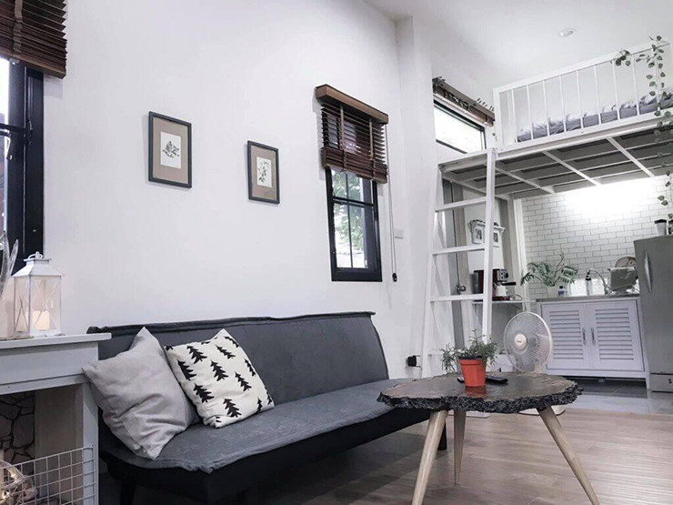 Mặt sàn gồm phòng khách, phòng bếp nối liền, tạo cảm giác rộng rãi.