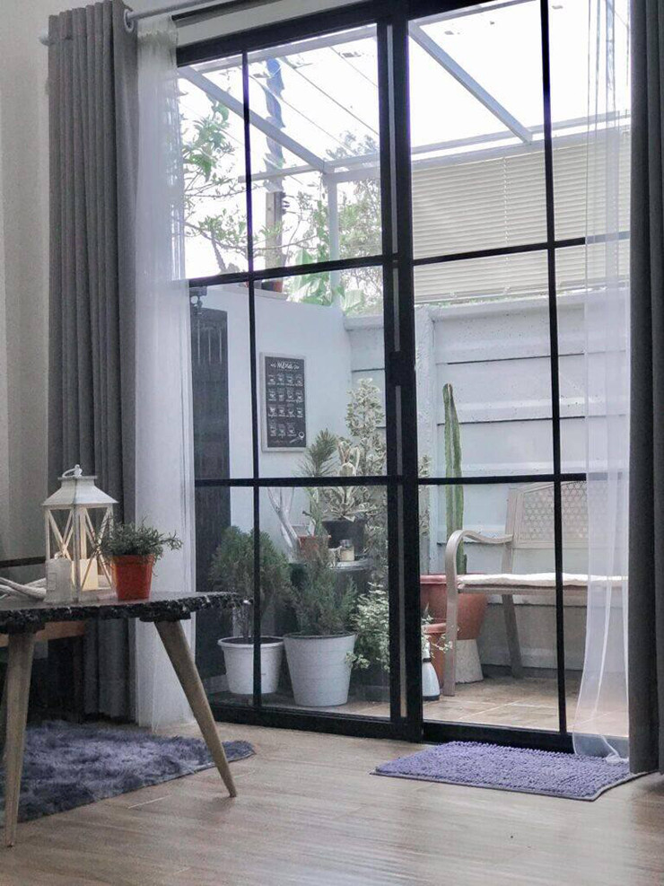 Cửa kính kịch trần vừa lấy sáng vừa giúp căn nhà trở nên thoáng và rộng hơn so với diện tích thật.