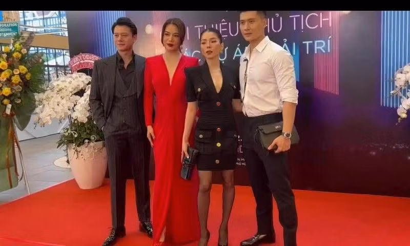 Lần khác Lệ Quyên cho thấy đôi chân không phải thế mạnh của cô. 