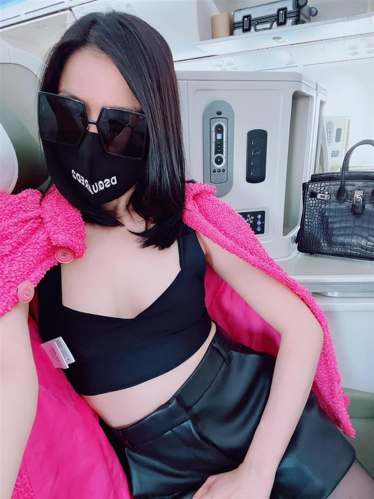 hững bức ảnh để lộ vòng 1 khá "bằng phẳng" của giọng ca phòng trà.