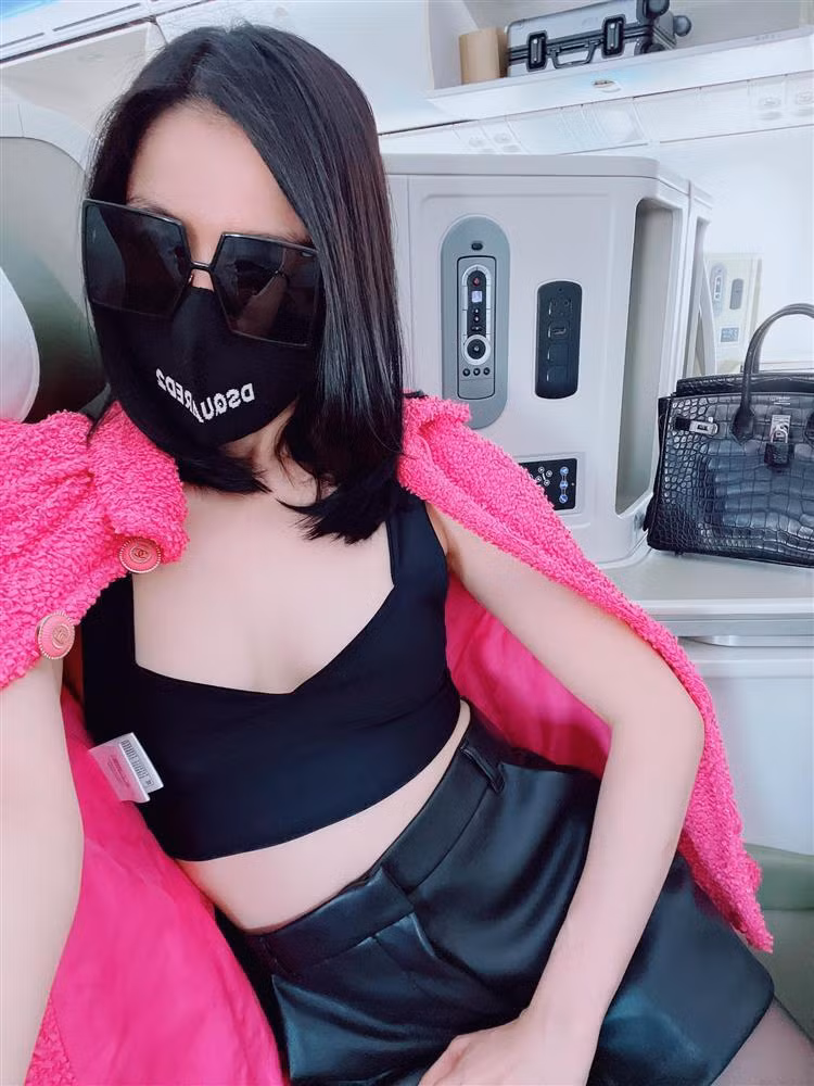 Những bức ảnh để lộ vòng 1 khá "bằng phẳng" của giọng ca phòng trà.