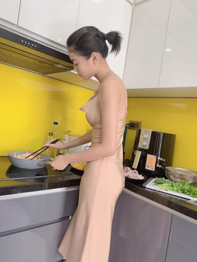 Mặc váy lụa vào bếp, người đẹp Nghệ An khoe trọn đường cong mỹ miều gợi tình.