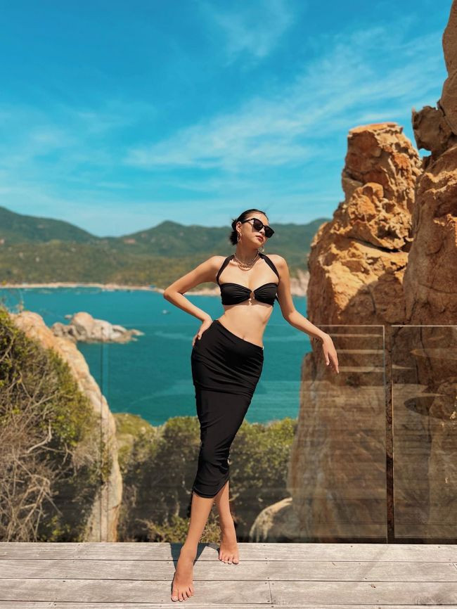 Với chiều cao 1m75, số đo ba vòng: 85-64-95cm, sức hút của cô khi trình diễn trên sân khấu chưa bao giờ suy giảm. Để duy trì hình thể cân đối trong nhiều năm qua, cô luôn chú ý tới việc chăm sóc bản thân nhờ chế độ ăn tập khoa học.