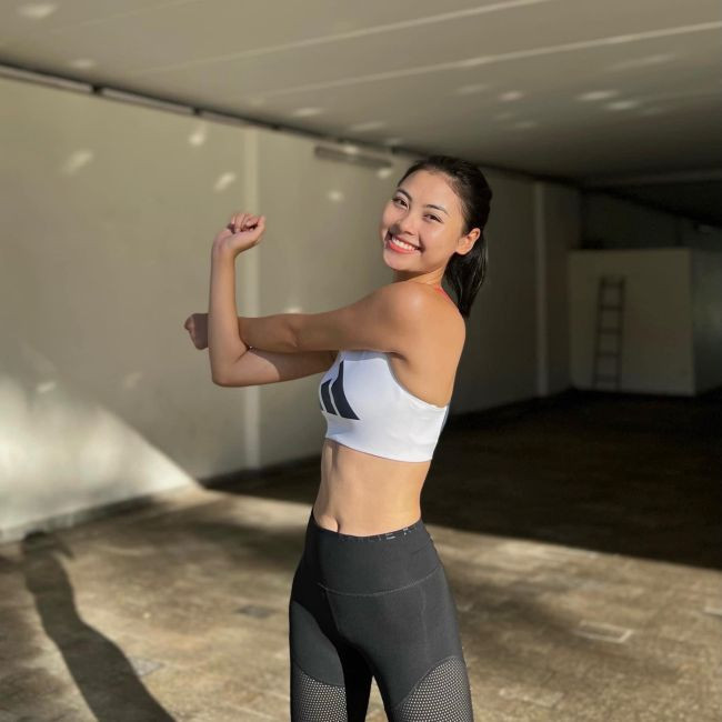 Để có vòng eo con kiến, Đào Thị Hà không bỏ qua bài tập "vàng" gập bụng.