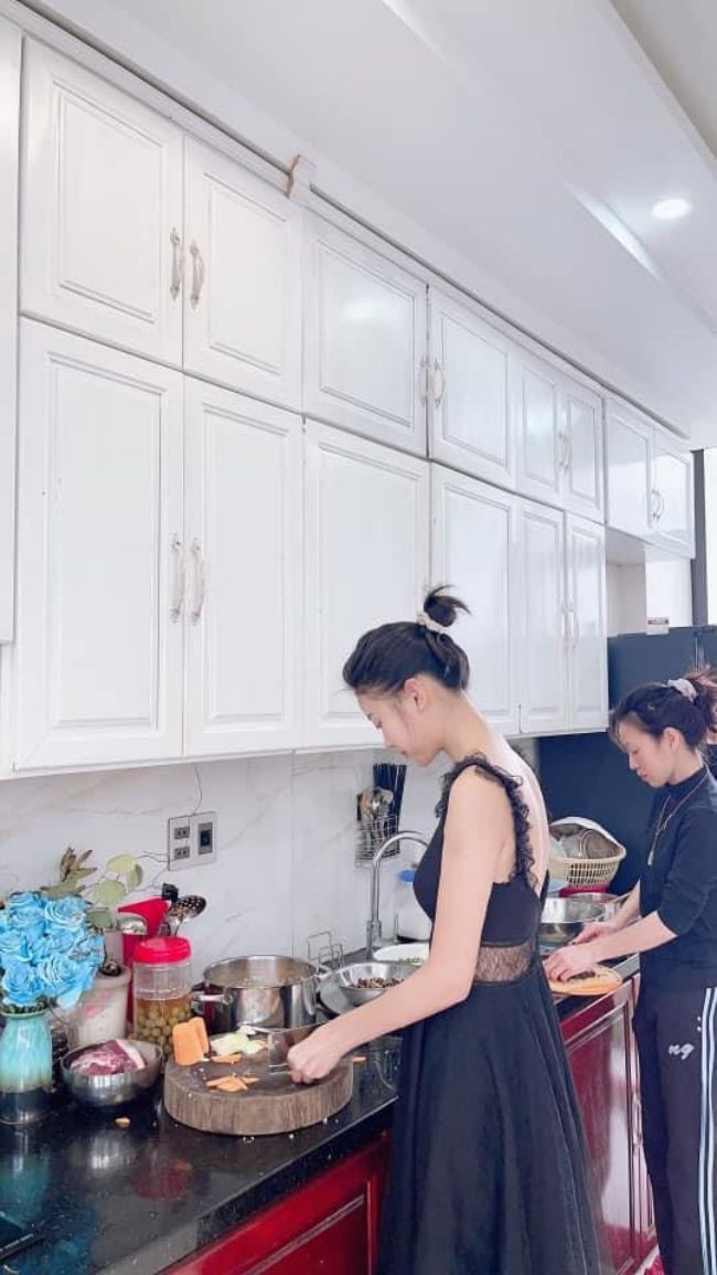 Ngoài tập gập bụng, cô còn kết hợp tập đá chân... mọi chuyển động của cơ thể khi ra mồ hôi đều góp phần tạo nên tổng thể hài hoà, cân đối.