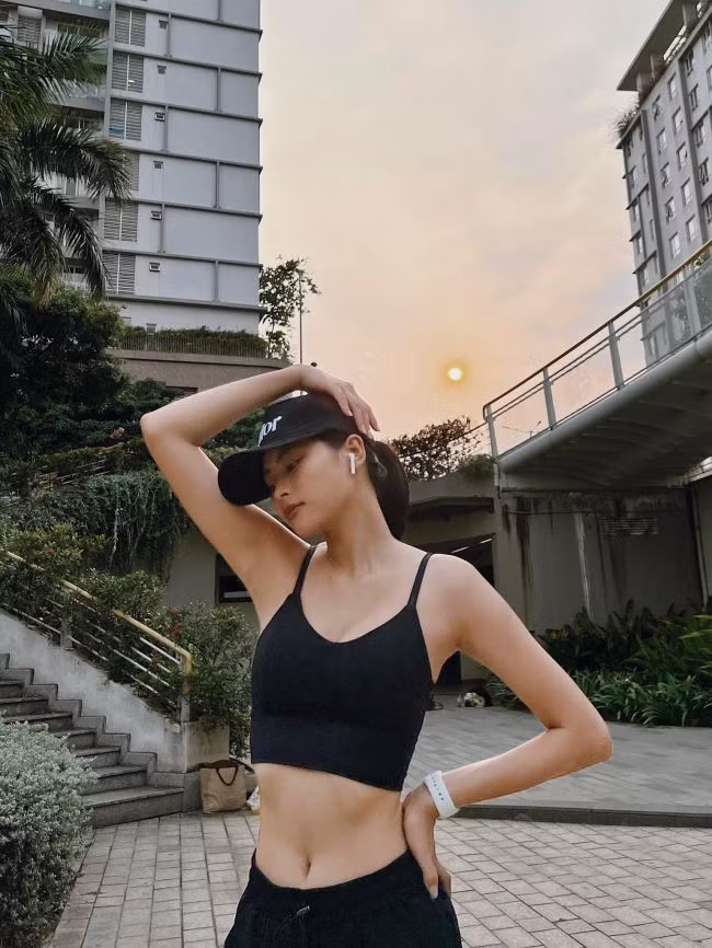 Trong thời điểm quá bận rộn với công việc, cô sẽ duy trì tập luyện bằng cách đi bộ khoảng 30 phút mỗi ngày.