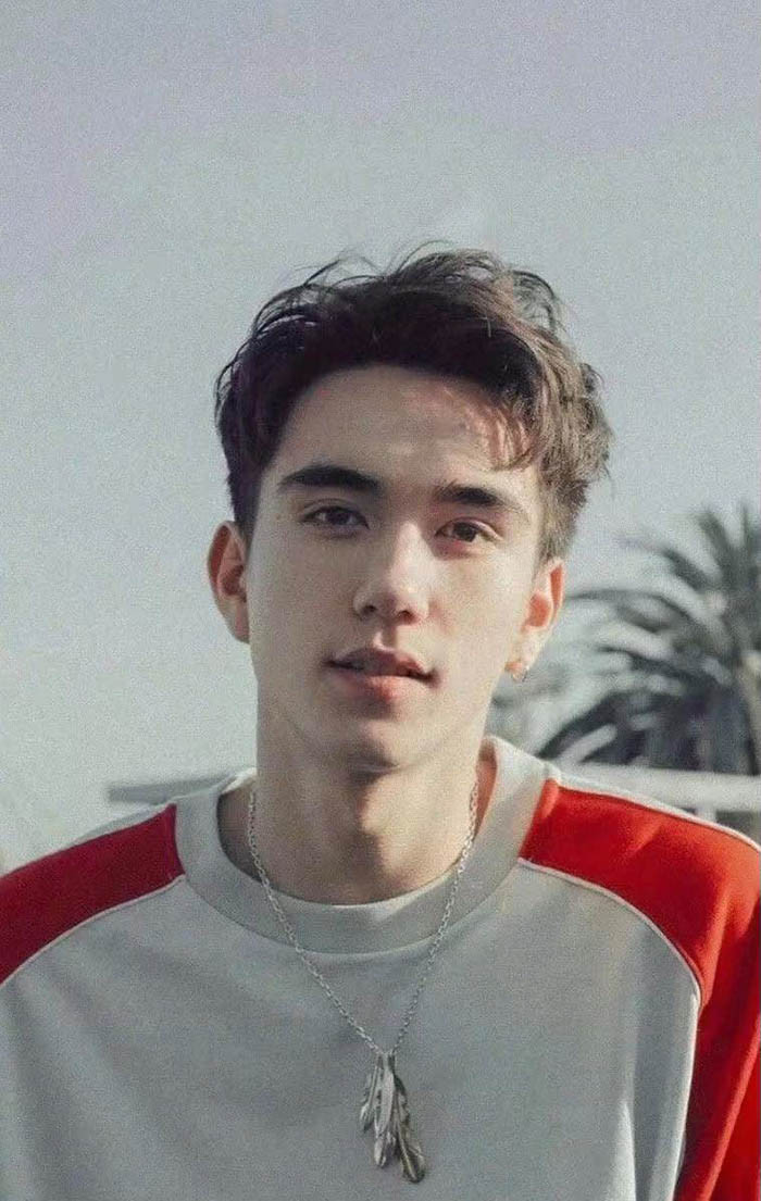 Nhờ ngoại hình ấn tượng, khi mới 18 tuổi anh đã được chọn làm người mẫu tại các tuần lễ thời trang ở Paris, thậm chí còn trở thành mẫu ảnh trên tạp chí Men’s non-no.