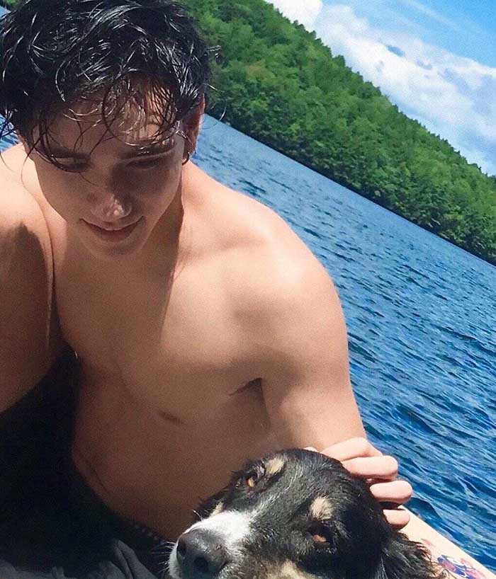 Điều khiến mọi người choáng hơn nữa là cả gia đình anh đều tốt nghiệp tại ngôi trường danh giá bậc nhất thế giới này.